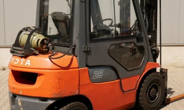 Вилочный погрузчик 2.5т., газовый погрузчик Toyota 42-7FGF25, вагонник, кабина - фото № 3