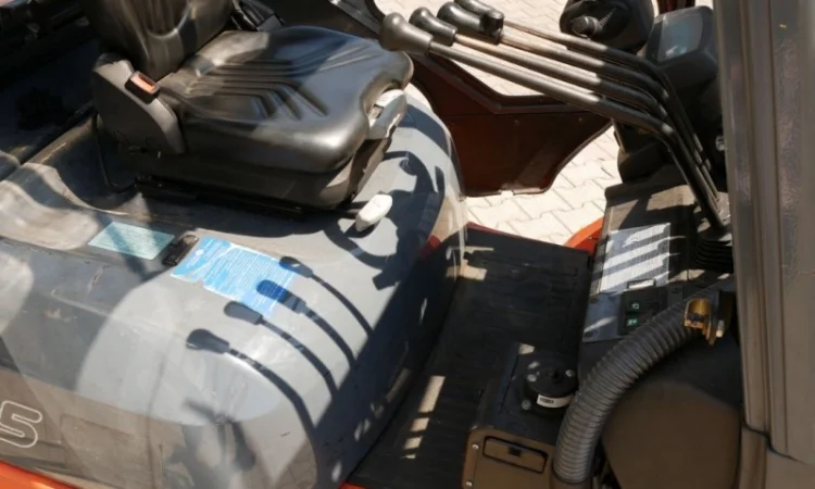 Вилочный погрузчик 2.5т., газовый погрузчик Toyota 42-7FGF25, вагонник, кабина - фото № 6