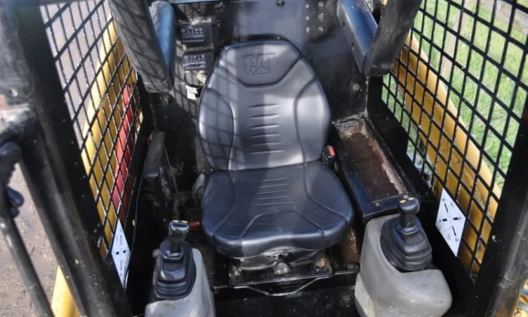 Мини-погрузчик CATERPILLAR 216 B3 2011 года - фото № 6