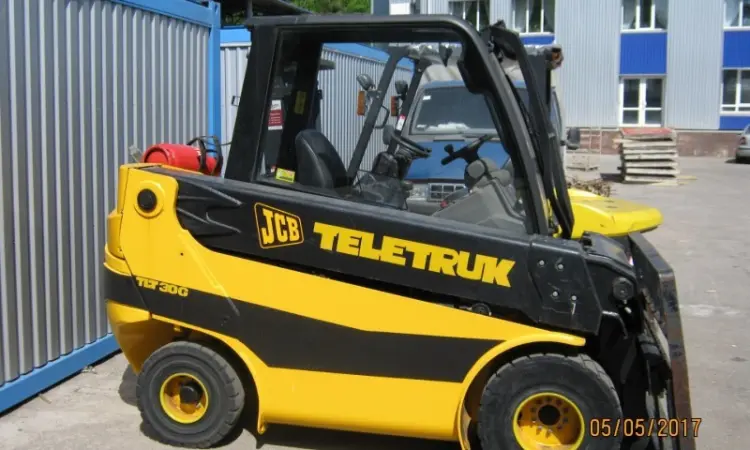 Погрузчик JCB TLT30G, 2000 г., 3800 м/ч, 3т., 4 метра высота подъема, газ - фото № 1