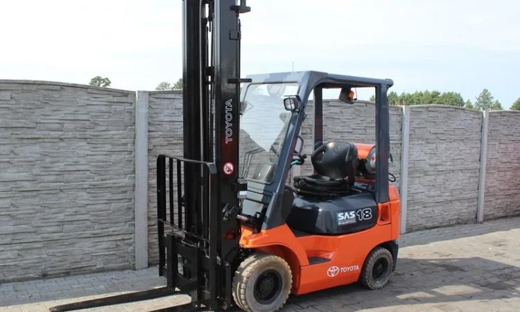 Кара погрузчик Toyota 7FGF18, газ, 4.5 м.подъем - фото № 1