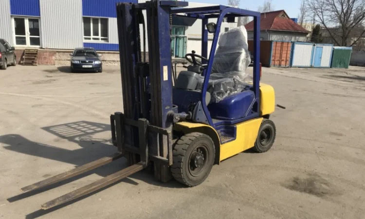 Сдам в аренду погрузчик Komatsu FD25T-14, 2500 кг, 4500 мм подъем, каретка, вагонник - фото № 1