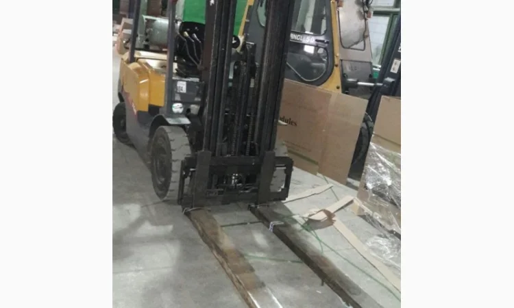 Вилочный погрузчик ТСМ FG25, вагонник, 2010 года - фото № 1