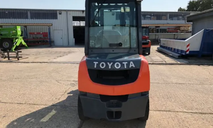 Дизельный погрузчик Toyota 02-8FDF30, новый, кабина, 0 мч, 2015 года, рычаги - фото № 1