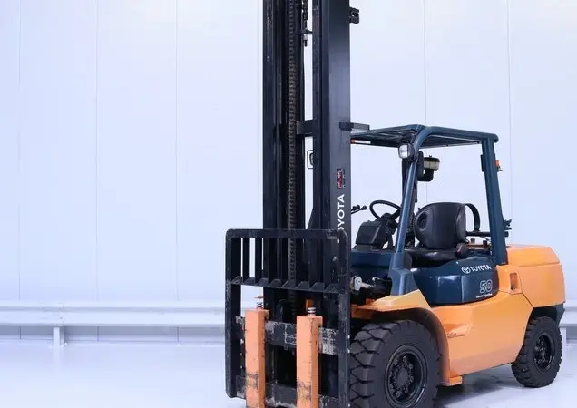 Погрузчик Toyota 02-7FGA50, 2013 г., 5т., газ+бензин, 2370 м/ч - фото № 1