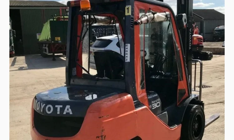 Дизельный погрузчик 3т., TOYOTA 8FDF30, 3т., 2014г., 3905 м/ч! 6 метров подъем - фото № 1