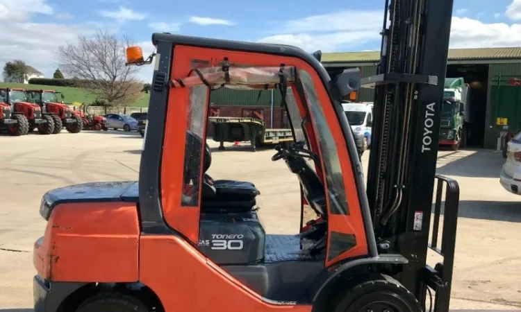Дизельный погрузчик 3т., TOYOTA 8FDF30, 3т., 2014г., 3905 м/ч! 6 метров подъем - фото № 6