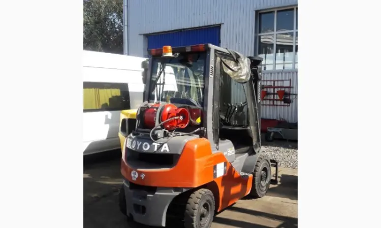 Погрузчик Toyota 02-8FGF20, кабина, 2010г., 2т., 6240 м/ч, 4700 мм подъем - фото № 2