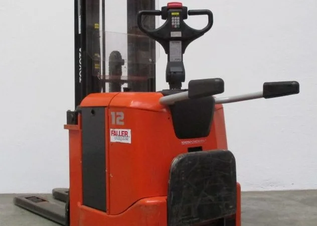 Штабелер Toyota, 1.25т., 2007г., 4500 мм подъем, батарея 2017 года - фото № 1