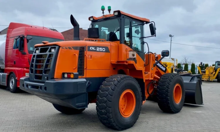 Фронтальний навантажувач Doosan DL 250-3 - 2014 року - фото № 13