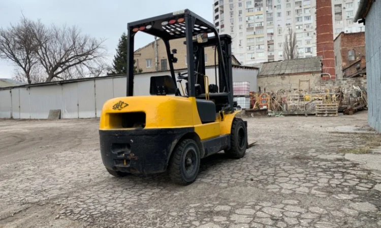 Вилочный дизельный погрузчик 3 т подъем 4500 - фото № 3
