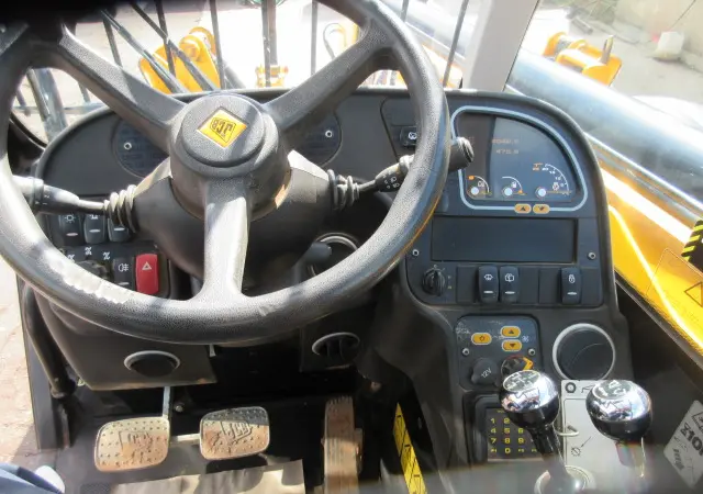 Телескопический погрузчик JCB 535-140. Спецтехника б/у - фото № 8