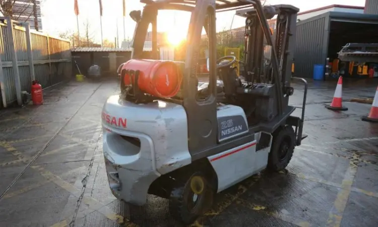 Дизельный вилочный погрузчик Nissan FD02A25Q - фото № 3