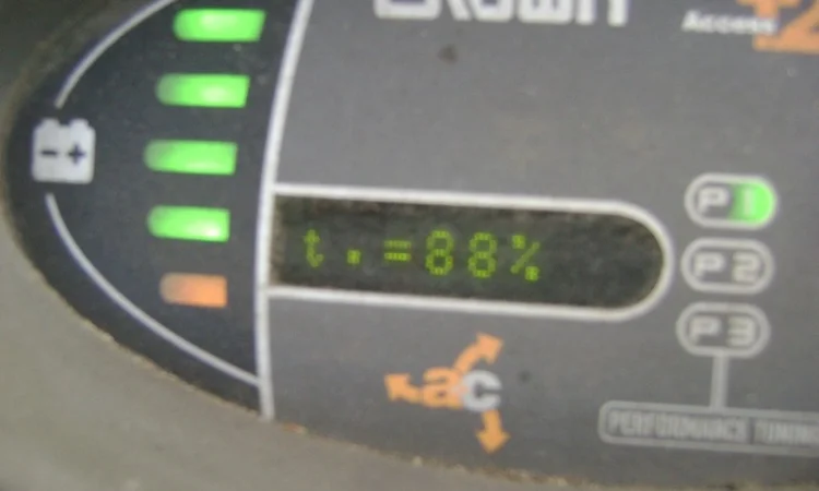 Аренда электрический вилочный погрузчик б/у Crown SC4240-1.6 - фото № 8