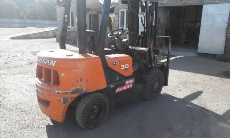 Аренда автопогрузчик б/у Doosan D30G, дизель - фото № 1