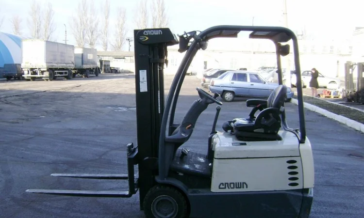 Аренда вилочный погрузчик б/у Crown SC4220-1.3 с электродвигателем - фото № 1
