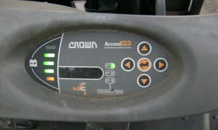 Аренда вилочный погрузчик б/у Crown SC4220-1.3 с электродвигателем - фото № 9