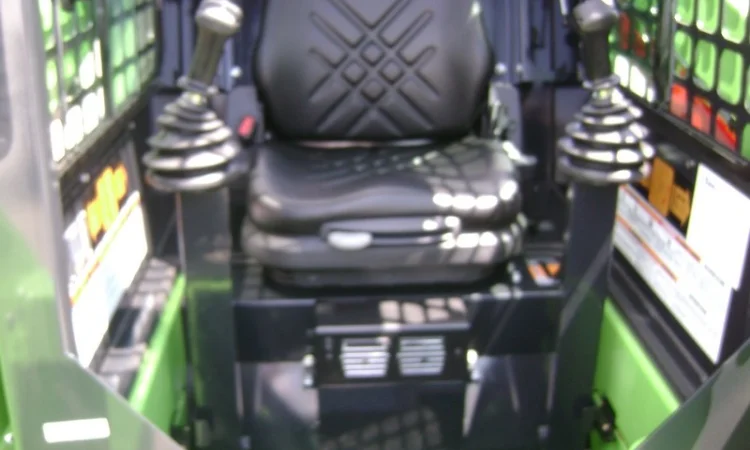 Продам ковшовый мини погрузчик Digger модель SSL6700 - фото № 10