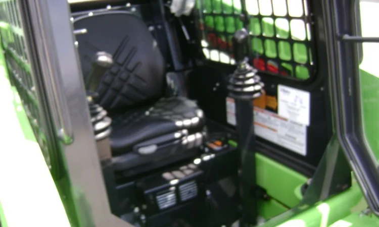 Продам ковшовый мини погрузчик Digger модель SSL6700 - фото № 7