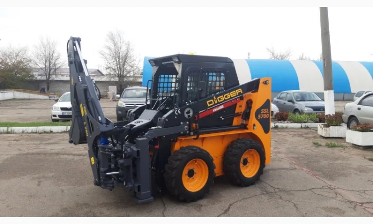Ковшовый мини погрузчик SSL5700 (Южная Корея) с обратной лопатой (Италия) - фото № 3