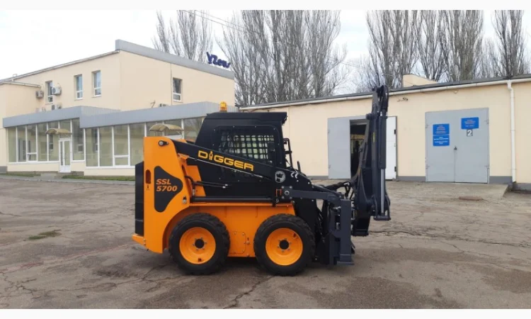 Ковшовый мини погрузчик SSL5700 (Южная Корея) с обратной лопатой (Италия) - фото № 4