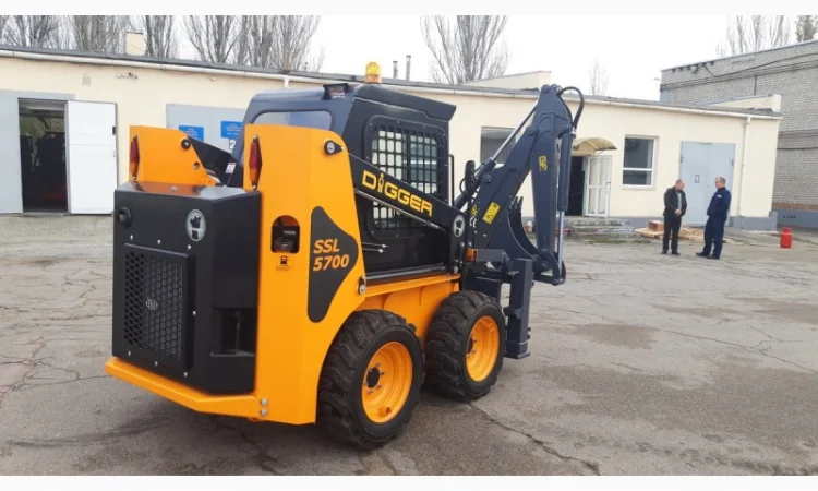 Ковшовый мини погрузчик SSL5700 (Южная Корея) с обратной лопатой (Италия) - фото № 5