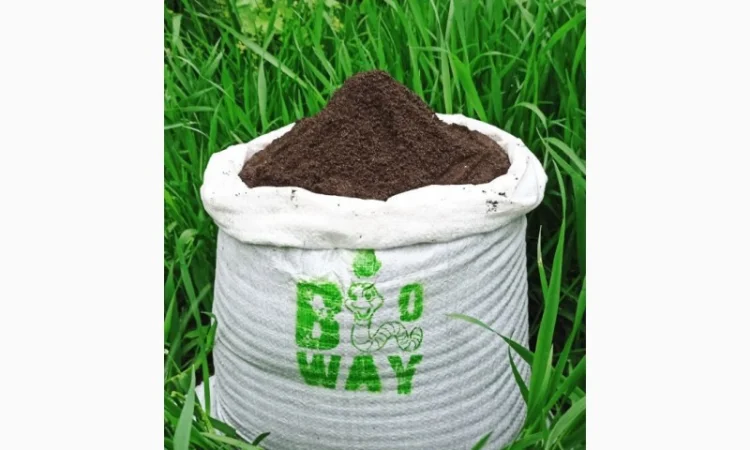 Біогумус вермікомпост просіяний добриво для саду городу компост у мішку 10 і 30 кг - фото № 6