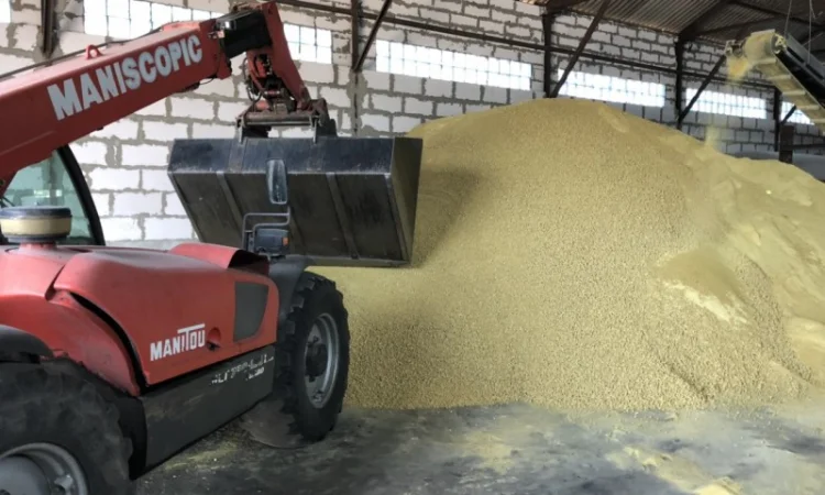 Продам соєвий жмих (макуху) Корм для свиней від 20 кг - фото № 1