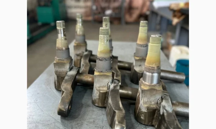 Напилення зношеного місця під підшипник поворотного кулака 669424 / 769637 Claas Lexion - фото № 3