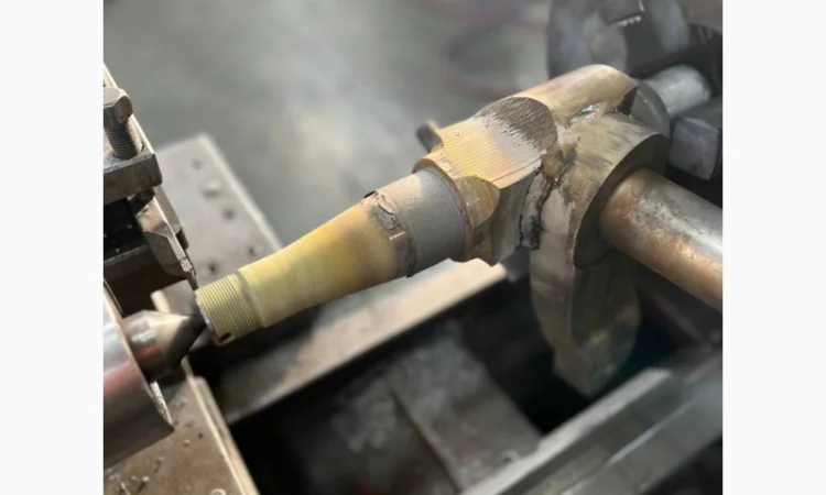 Напилення зношеного місця під підшипник поворотного кулака 669424 / 769637 Claas Lexion - фото № 5