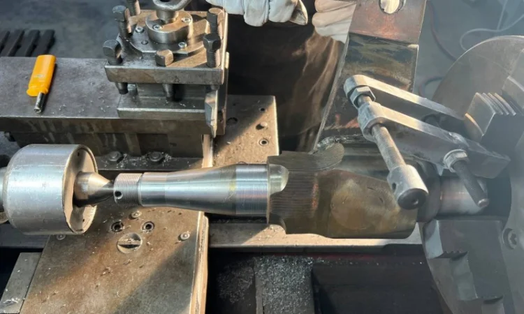 Напилення зношеного місця під підшипник поворотного кулака 669424 / 769637 Claas Lexion - фото № 6