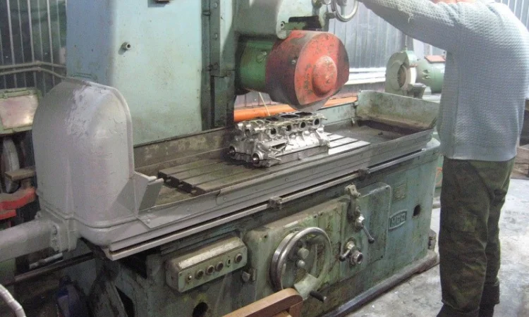 Ремонт головки блока цилиндров на спецтехнику - фото № 2