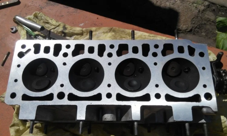 Ремонт головки блока цилиндров на спецтехнику - фото № 3