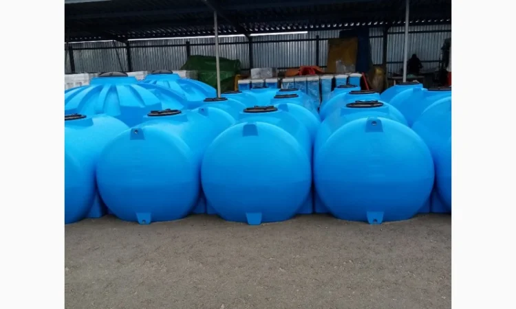 Пластиковая емкость для различных жидкостей - фото № 1