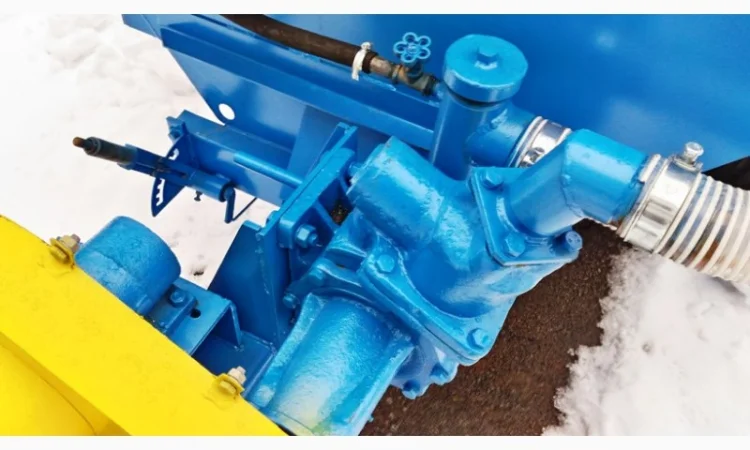 Ёмкость прицепная для воды апв 3 Уманьферммаш - фото № 2