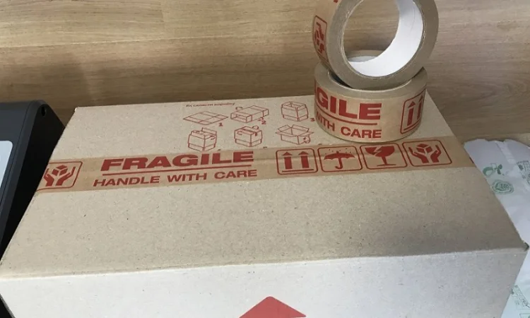 Бумажный крафт скотч с логотипом FRAGILE (ХРУПКОЕ) 48 мм х 50 м Viskom - фото № 1