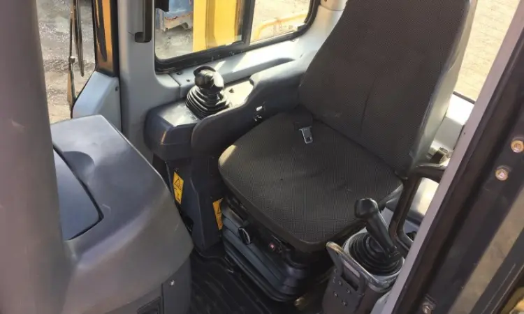 Бульдозер Komatsu D65PX-15E0. Бульдозер б/у - фото № 4