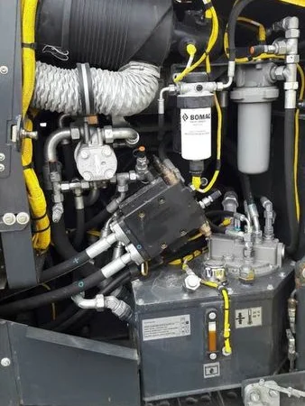 Асфальтоукладчик Bomag BF 300 C в продаже - фото № 8