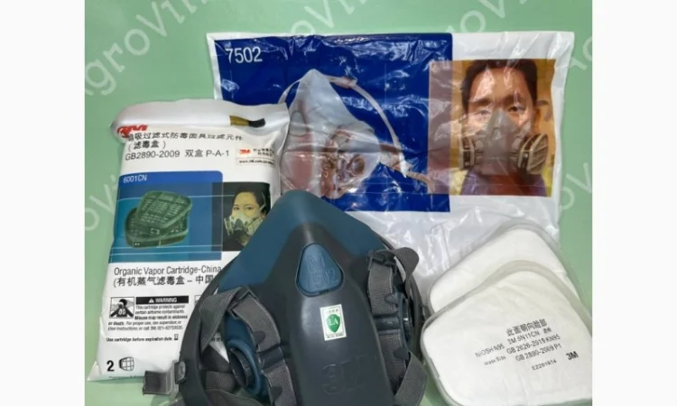 Респираторная маска 3М 7502 с фильтрами 6001 - фото № 1