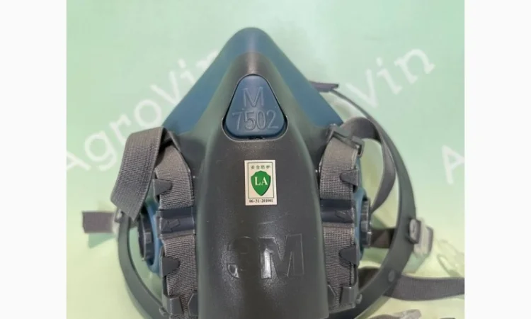 Респираторная маска 3М 7502 с фильтрами 6001 - фото № 4