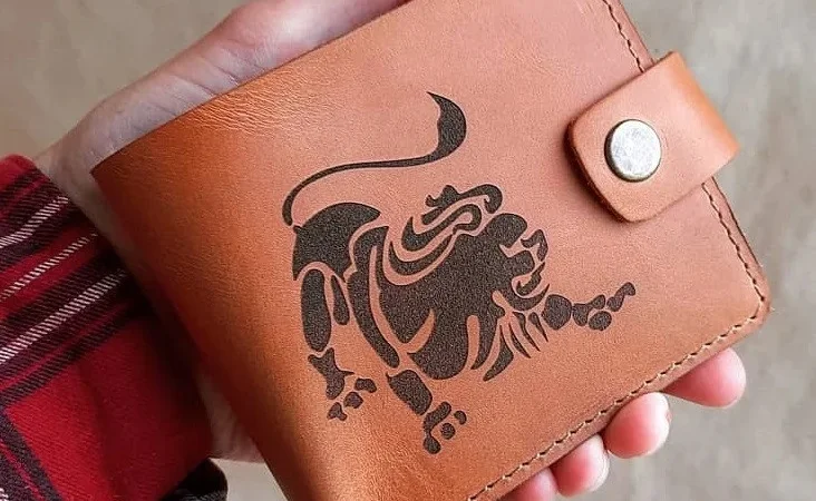 Светло-коричневый кожаный кошелек с гравировкой - фото № 1