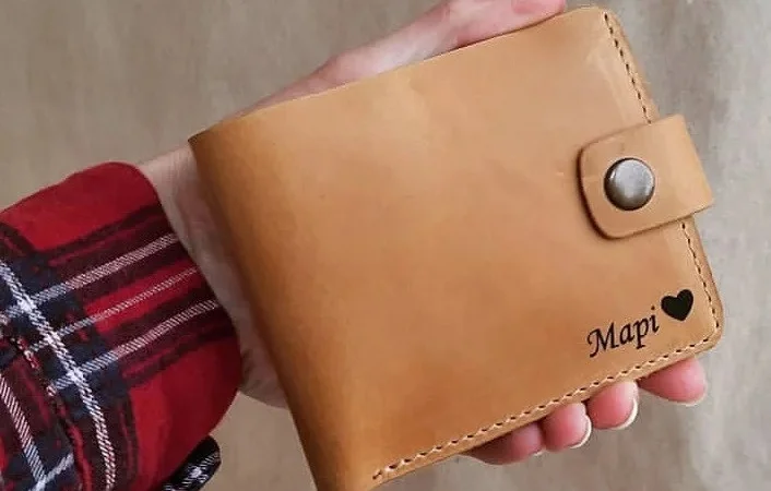 Светло-коричневый кожаный кошелек с гравировкой - фото № 3