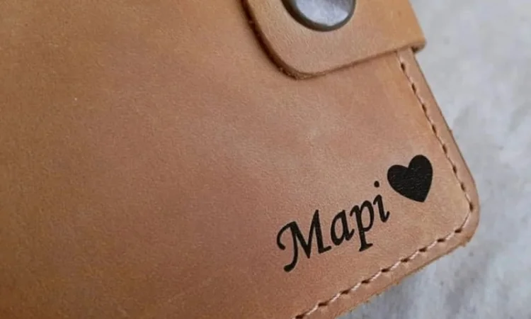 Светло-коричневый кожаный кошелек с гравировкой - фото № 4