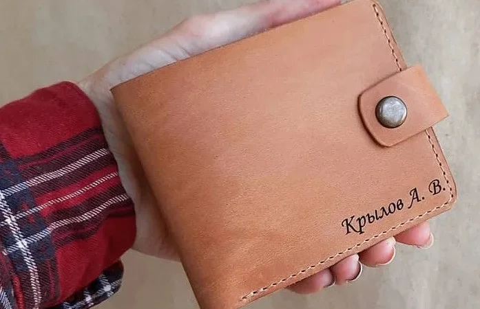 Светло-коричневый кожаный кошелек с гравировкой - фото № 5