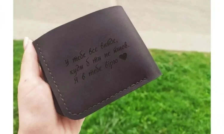 Кожаный кошелек с индивидуальной гравировкой - фото № 2