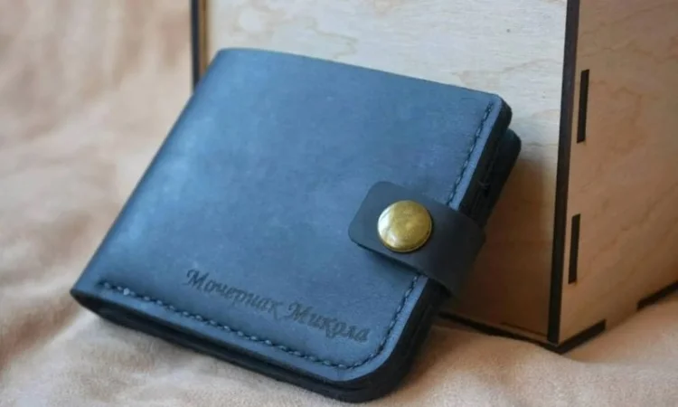 Кожаный кошелек с индивидуальной гравировкой - фото № 3