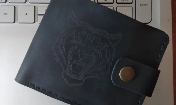 Кожаный кошелек с индивидуальной гравировкой - фото № 5