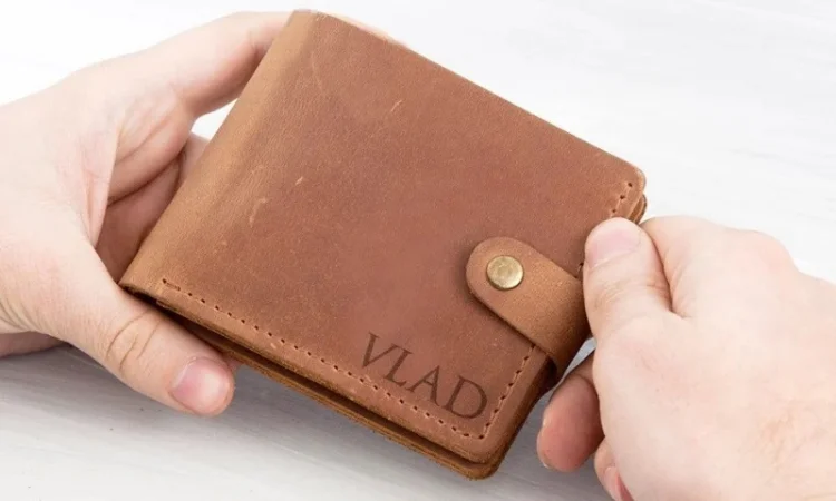 Кожаный кошелек с индивидуальной гравировкой - фото № 7