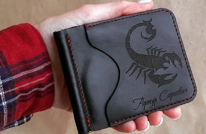 Кожаный зажим для денег с гравировкой, именной зажим для денег, ручная работа - фото № 1
