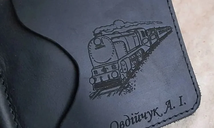 Кожаный зажим для денег с гравировкой, именной зажим для денег, ручная работа - фото № 5